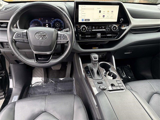 Used 2023 Toyota Highlander Limited image 18