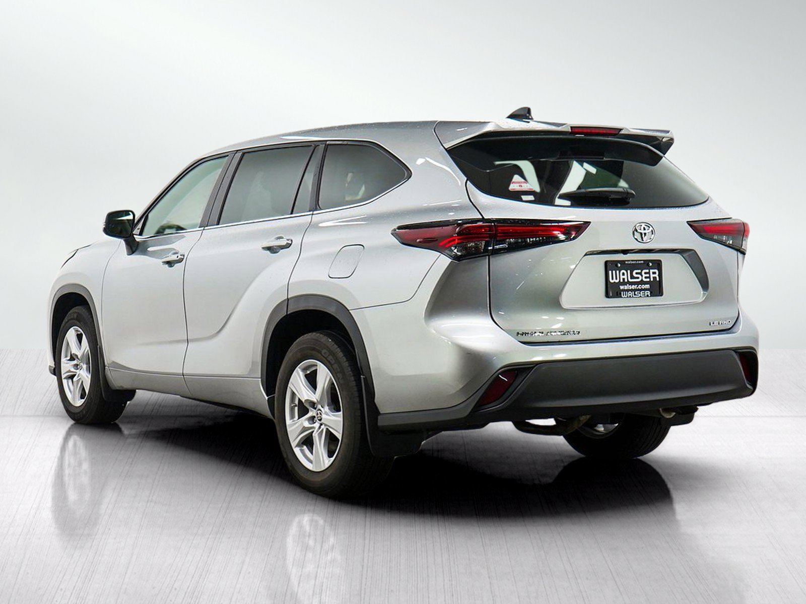 Used 2024 Toyota Highlander LE AWD/4WD image 3