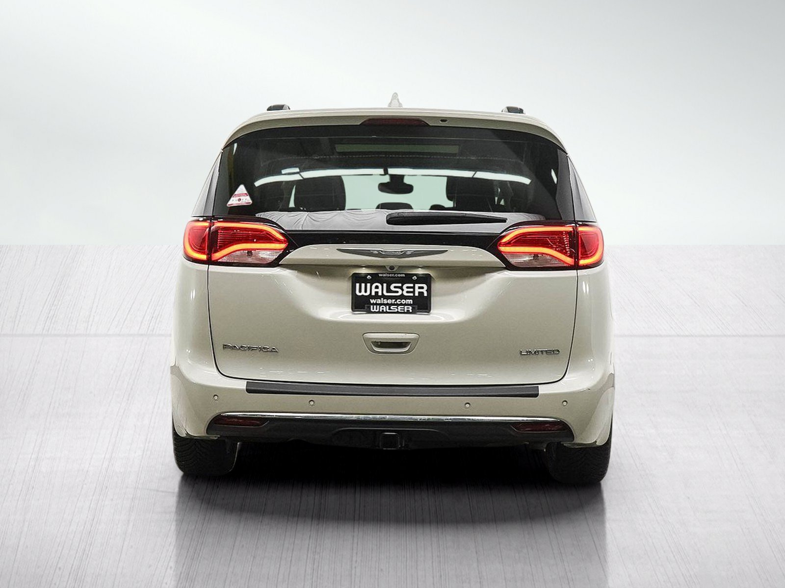 Used 2017 Chrysler Pacifica Limited w/ UConnect Theater Package FWD image 4