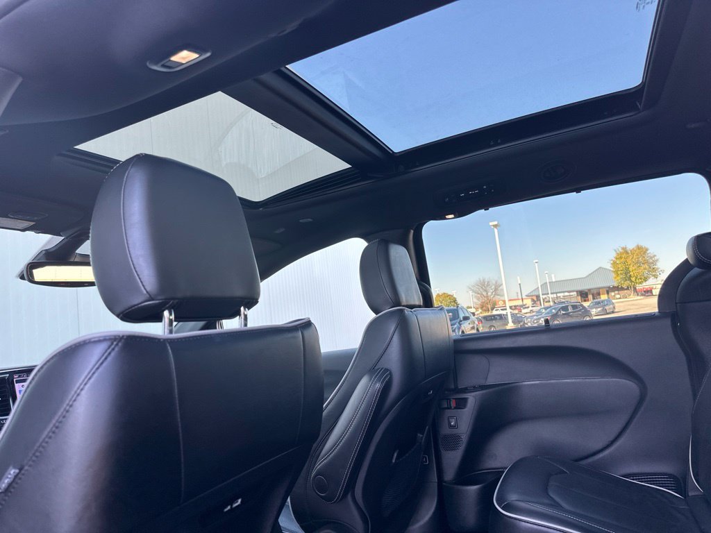 Used 2025 Chrysler Pacifica Limited FWD image 19