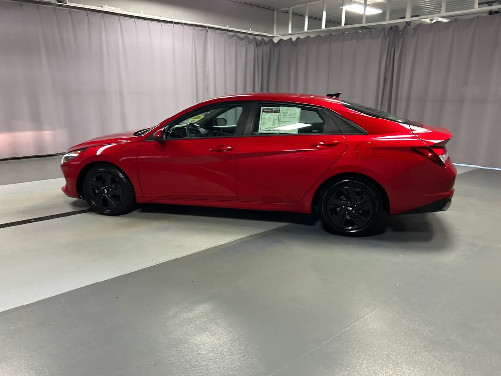 Used 2022 Hyundai Elantra SEL w/ Convenience Package FWD image 4