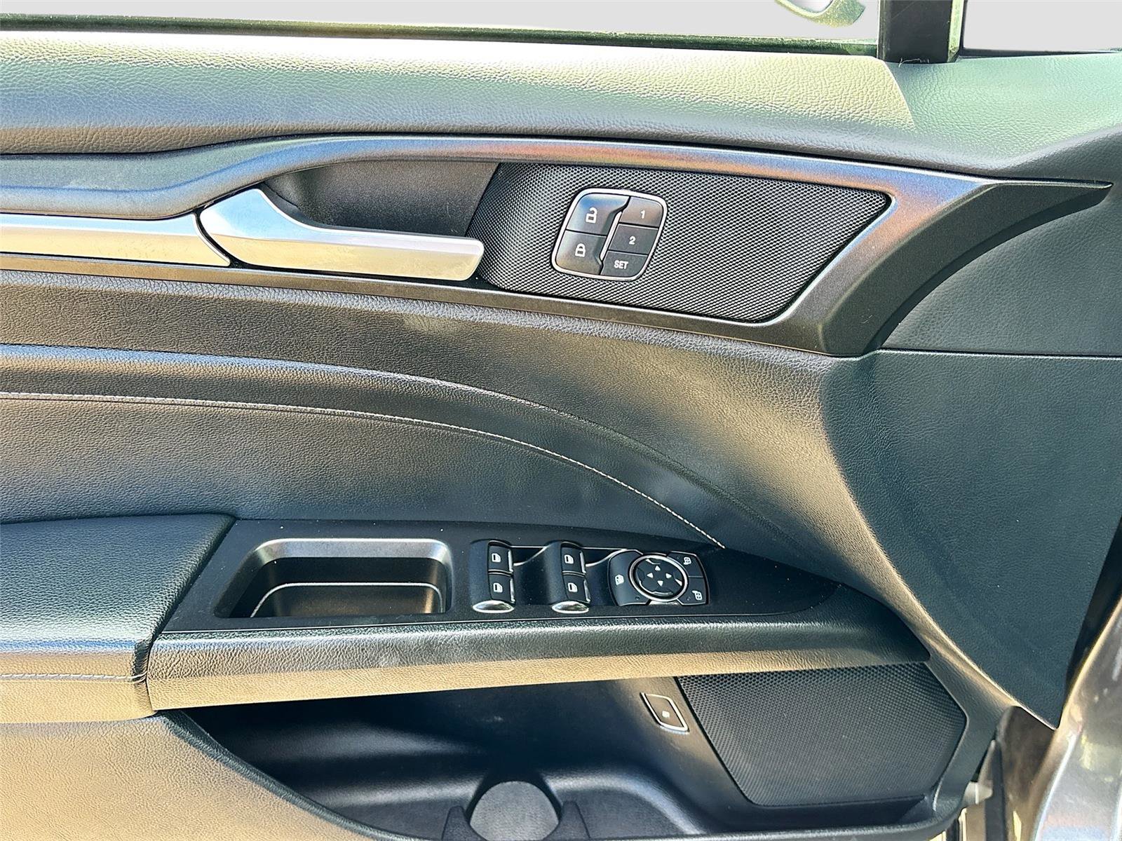 Used 2018 Ford Fusion Energi Titanium FWD image 18