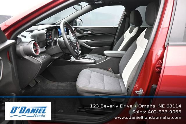 Used 2024 Chevrolet Trax RS w/ Sunroof Package FWD image 25