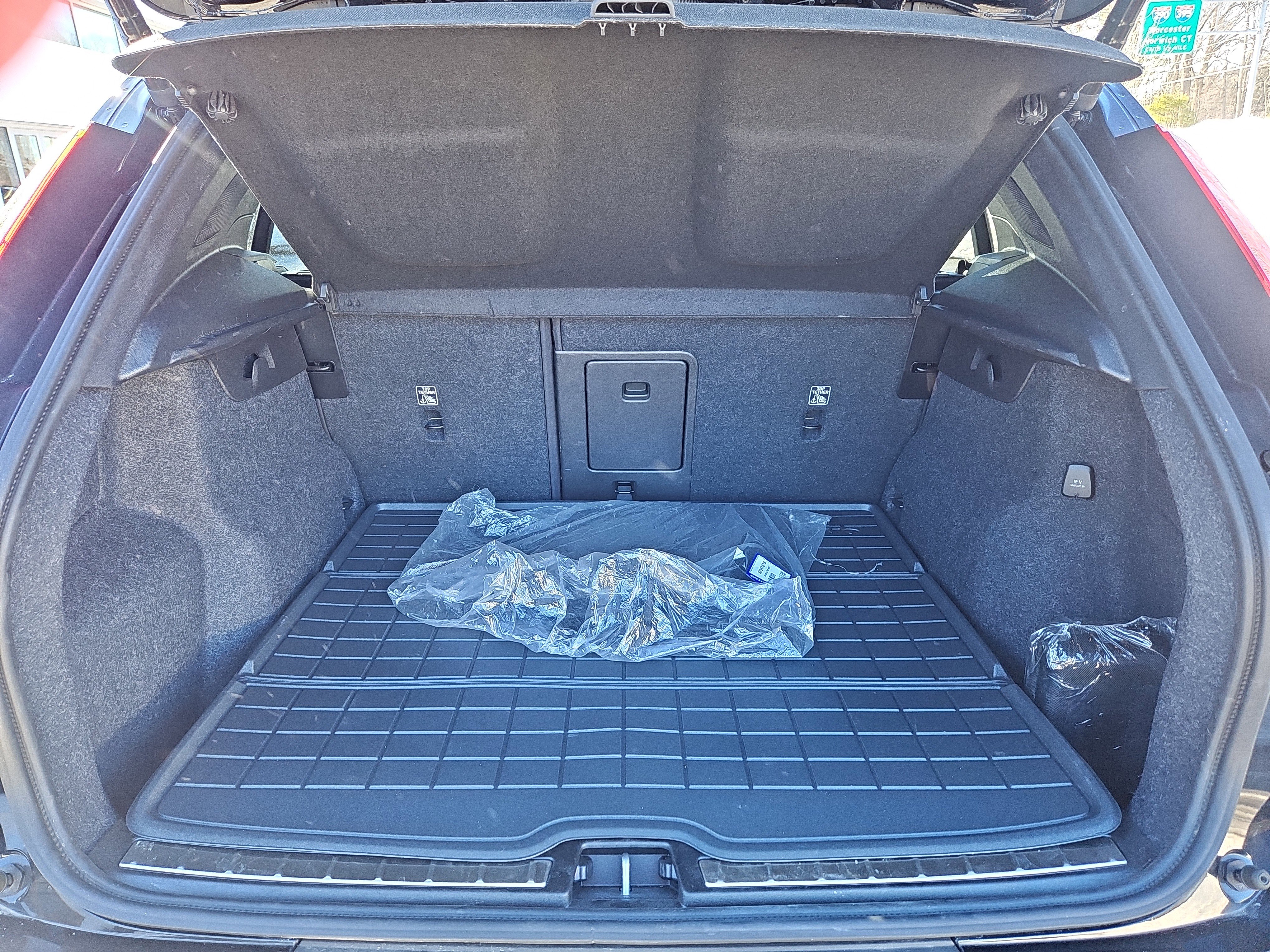 Used 2025 Volvo XC40 B5 Plus w/ Protection Package Premier image 36