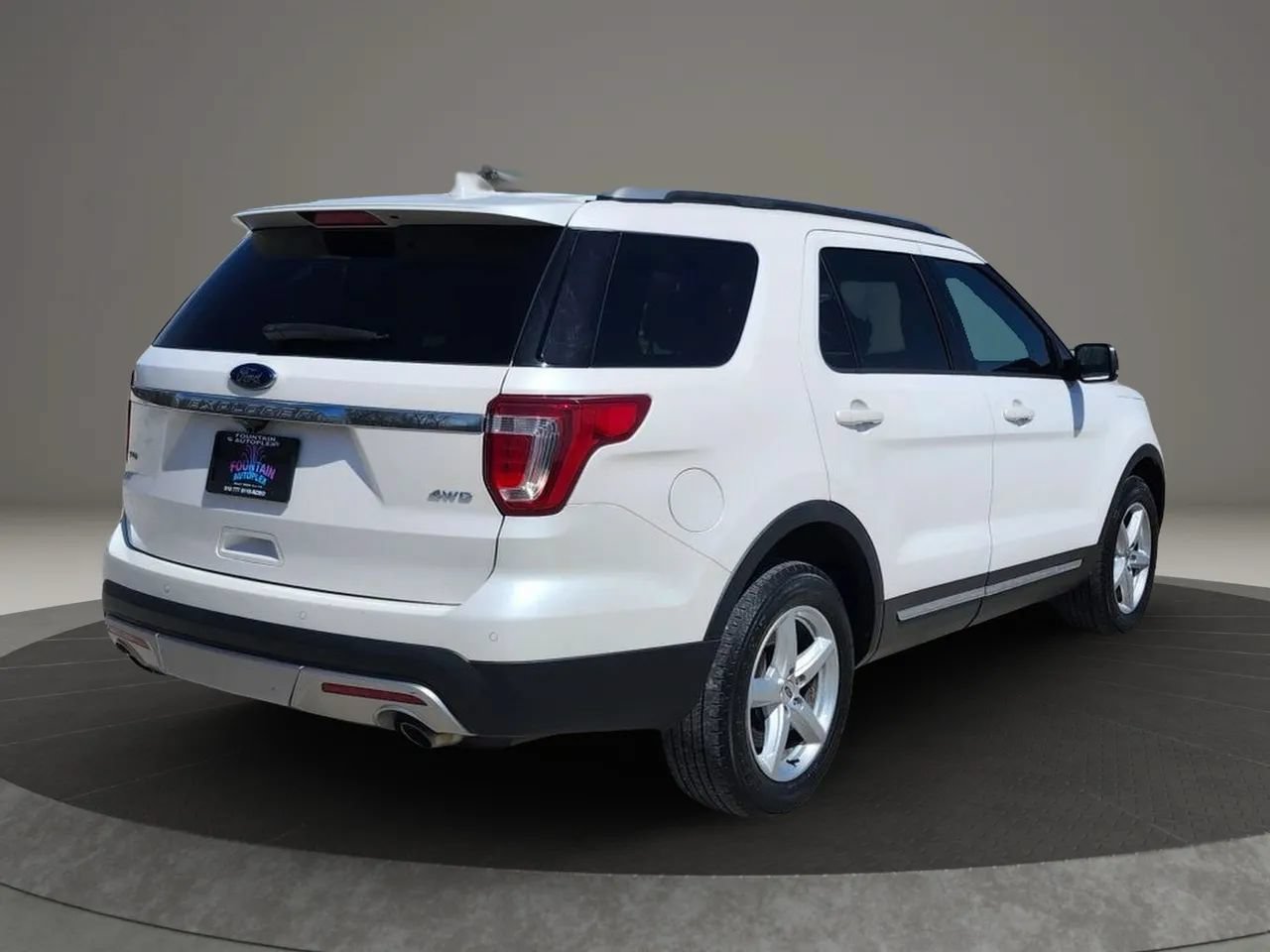 Used 2017 Ford Explorer XLT w/ Equipment Group 202A AWD/4WD image 5