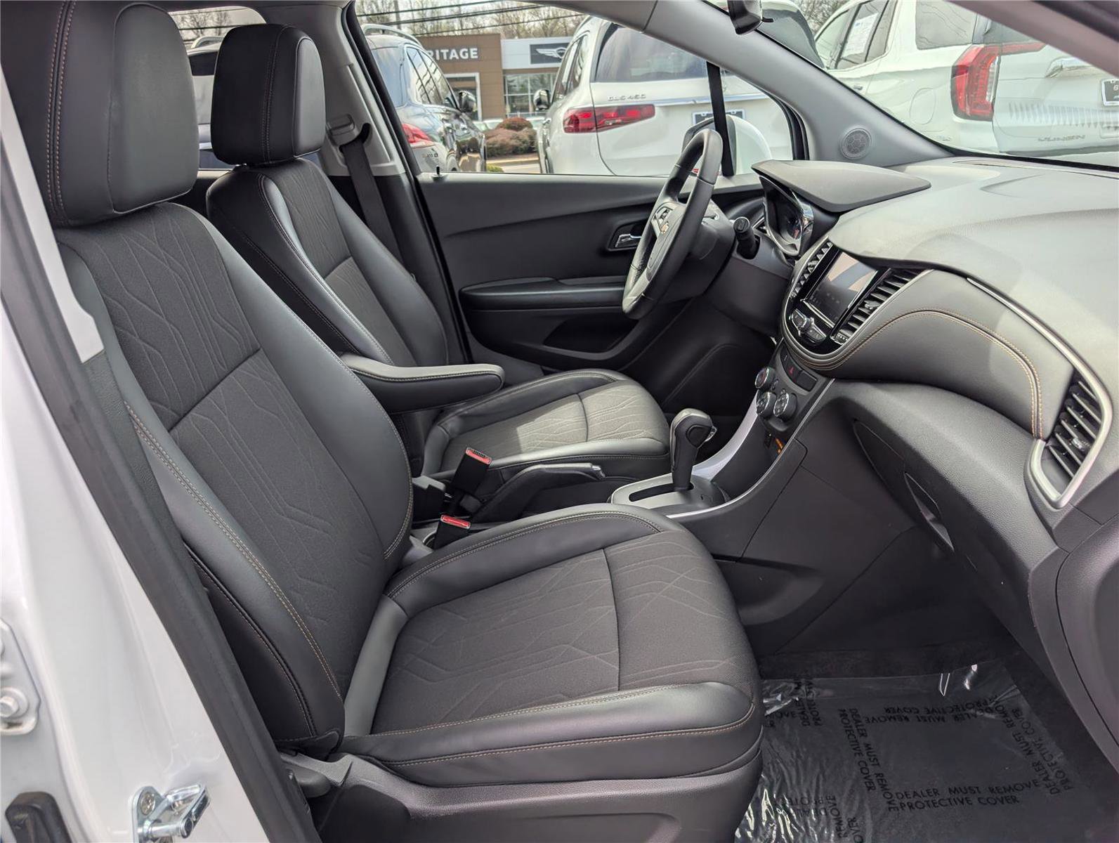 Used 2022 Chevrolet Trax LT w/ LT Convenience Package image 11