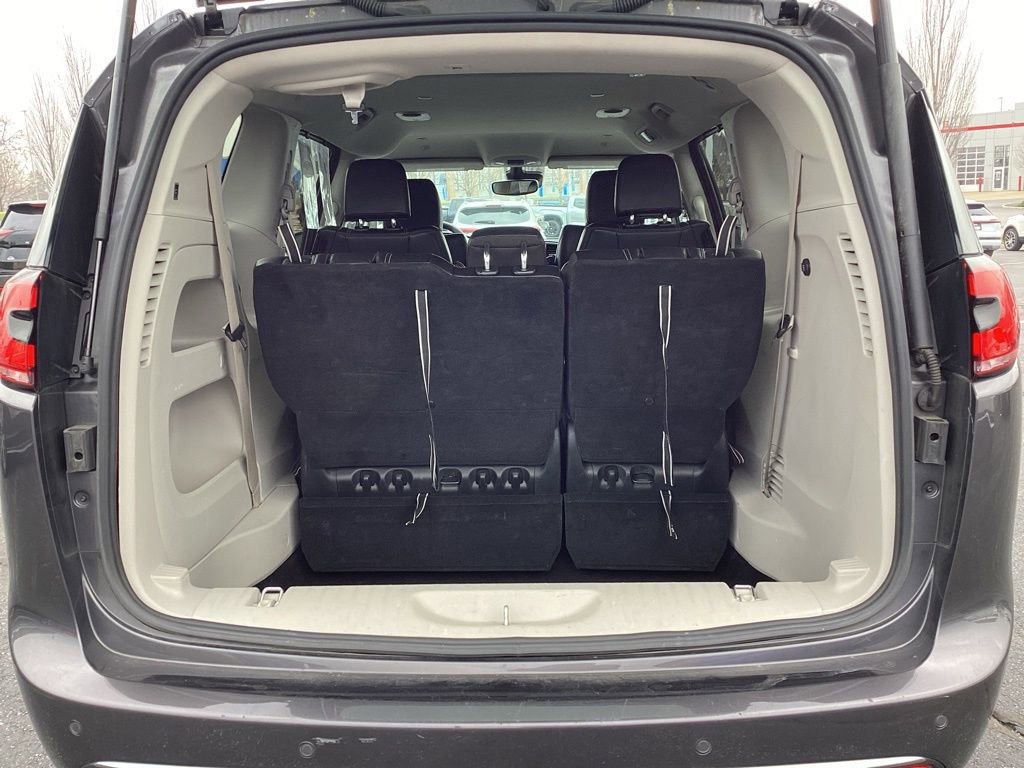 Used 2023 Chrysler Pacifica Touring-L image 12