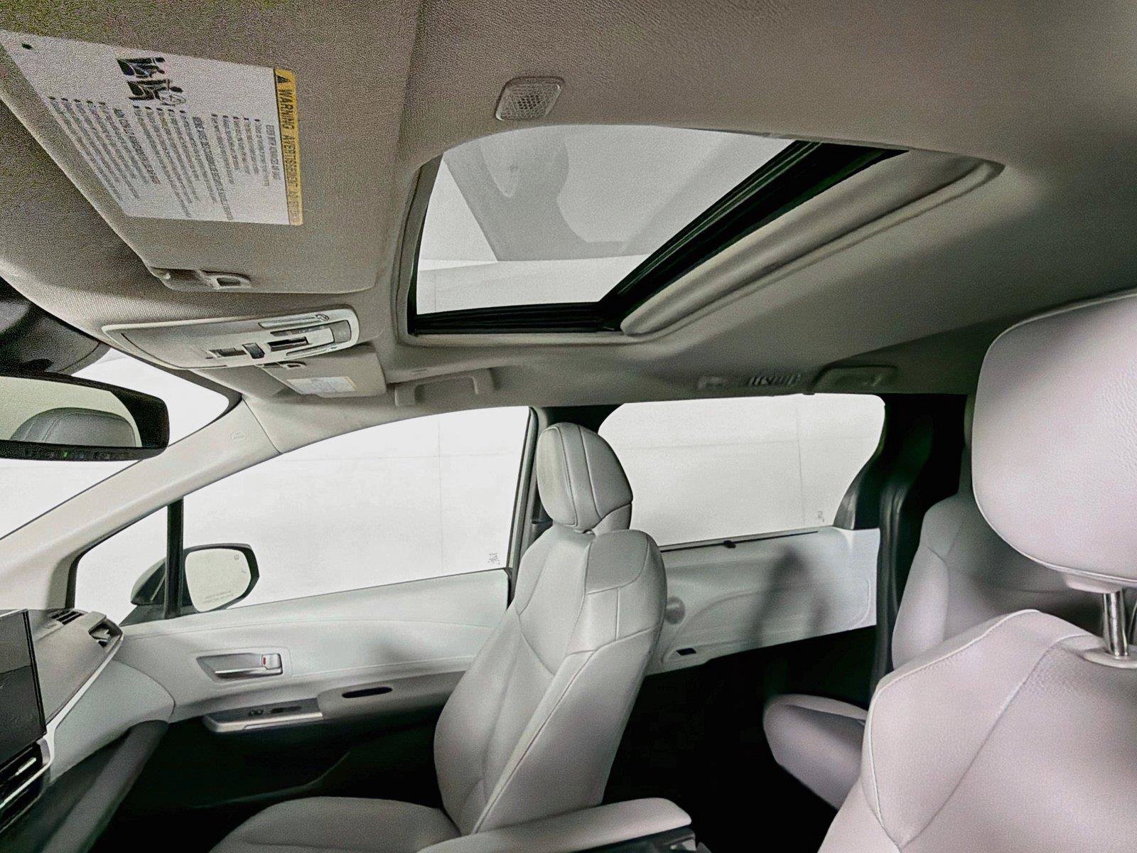 Used 2025 Toyota Sienna XLE FWD image 5
