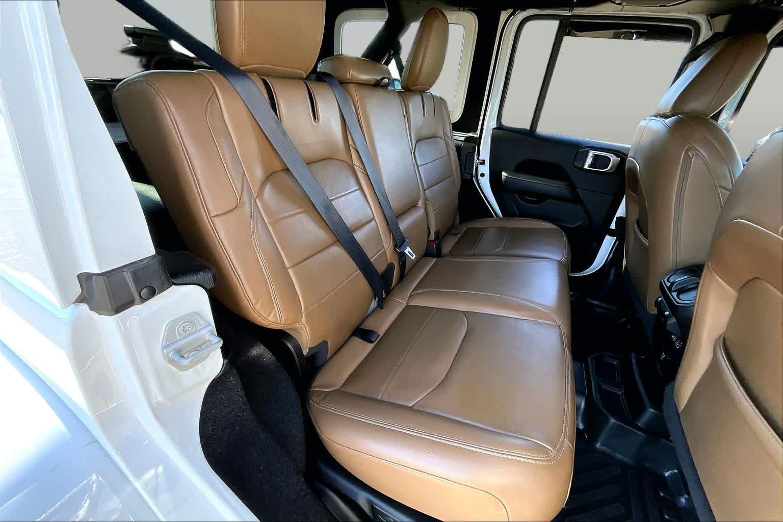 Used 2022 Jeep Wrangler Unlimited Sahara w/ Cold Weather Group AWD/4WD image 19