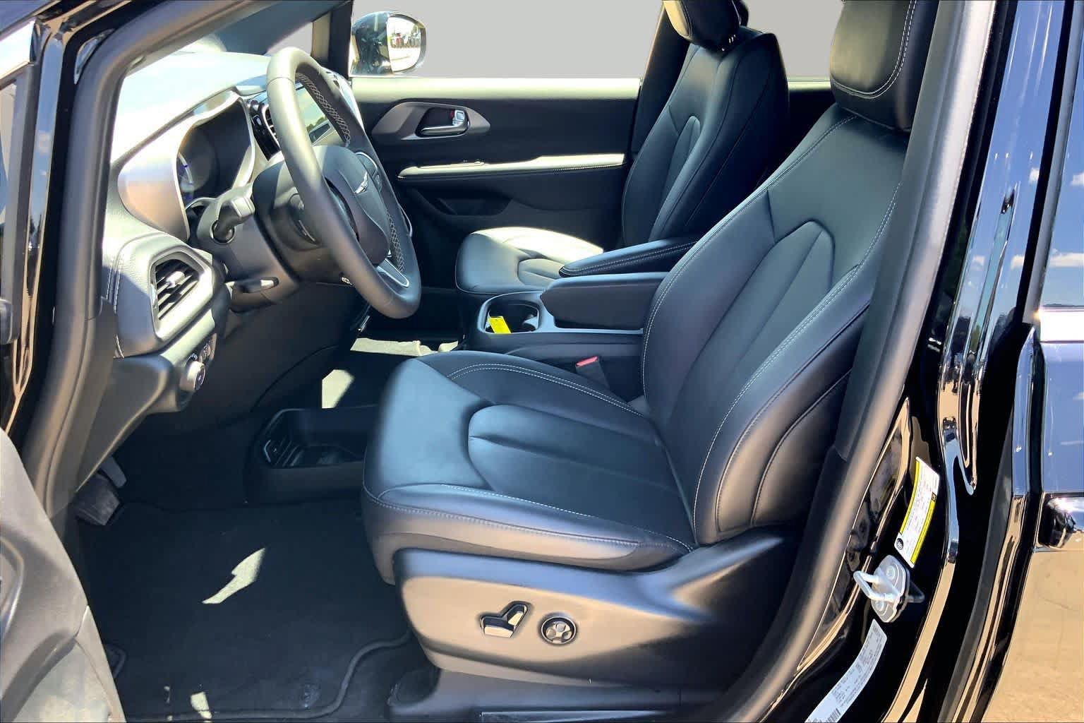 Used 2025 Chrysler Pacifica Select FWD image 8