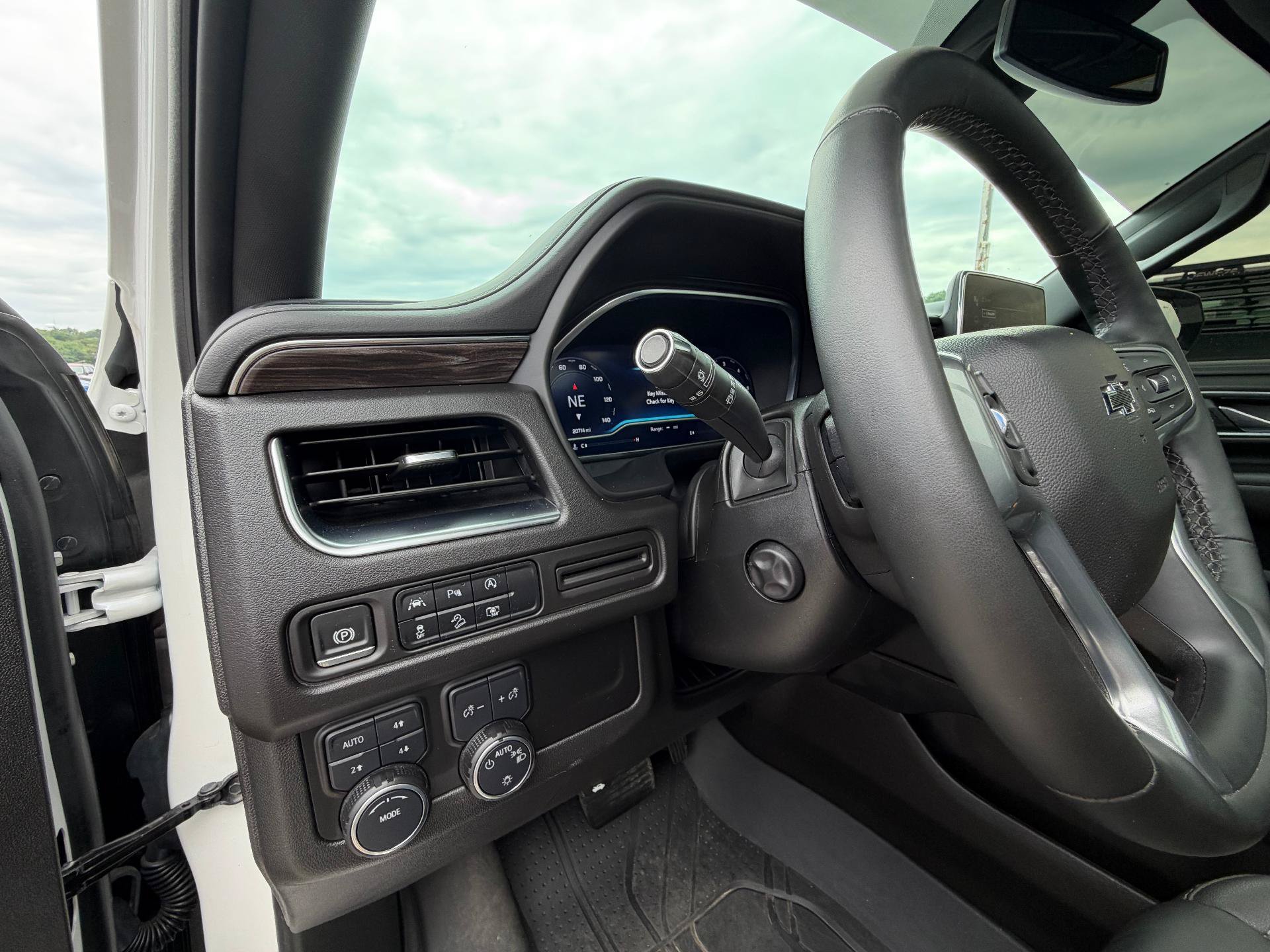 Used 2024 Chevrolet Suburban Z71 w/ Luxury Package AWD/4WD image 10
