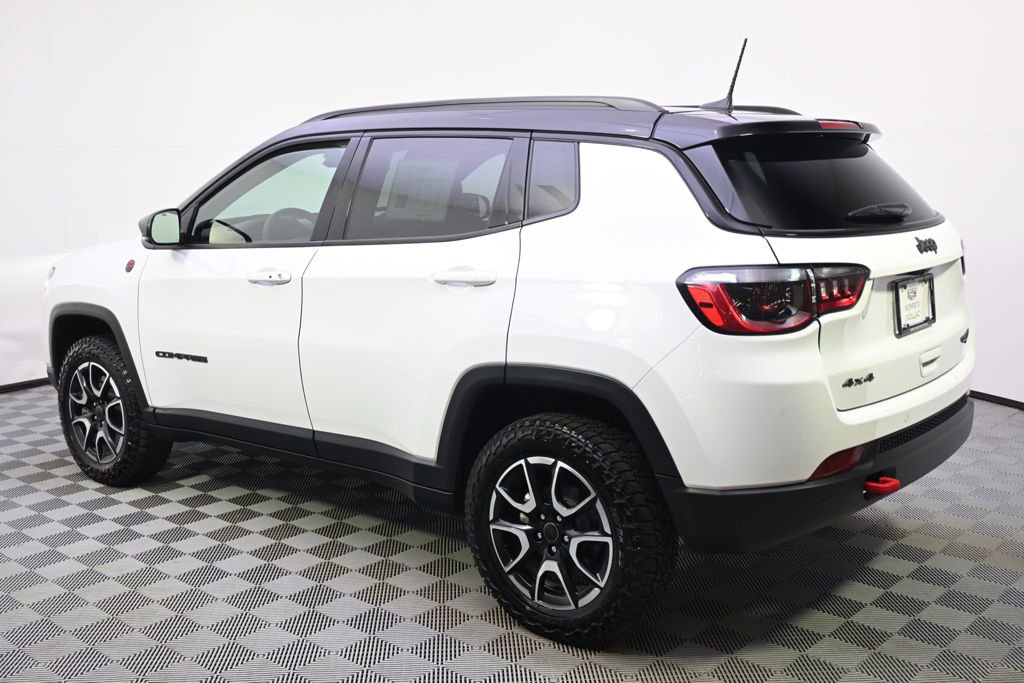 Used 2025 Jeep Compass Trailhawk image 3