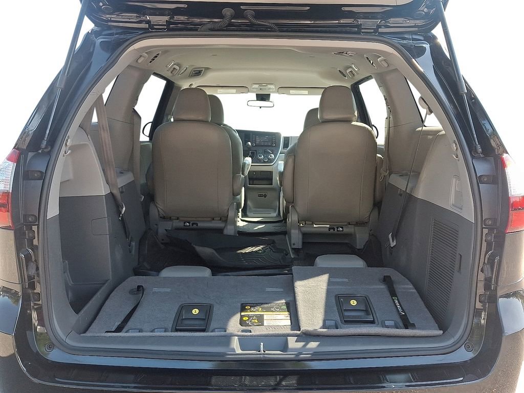 Used 2020 Toyota Sienna L image 29