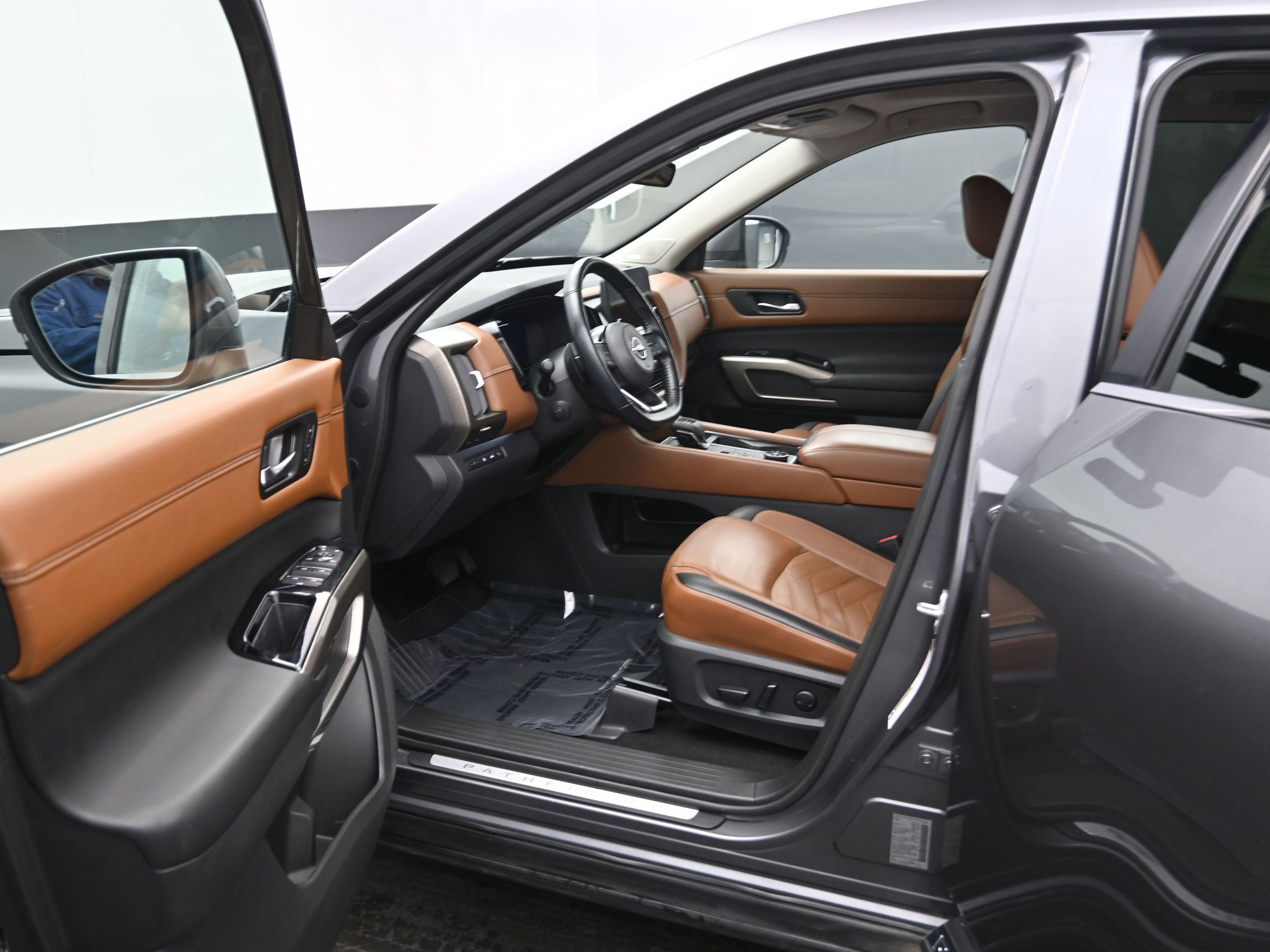 Used 2023 Nissan Pathfinder Platinum w/ Cargo Package image 16