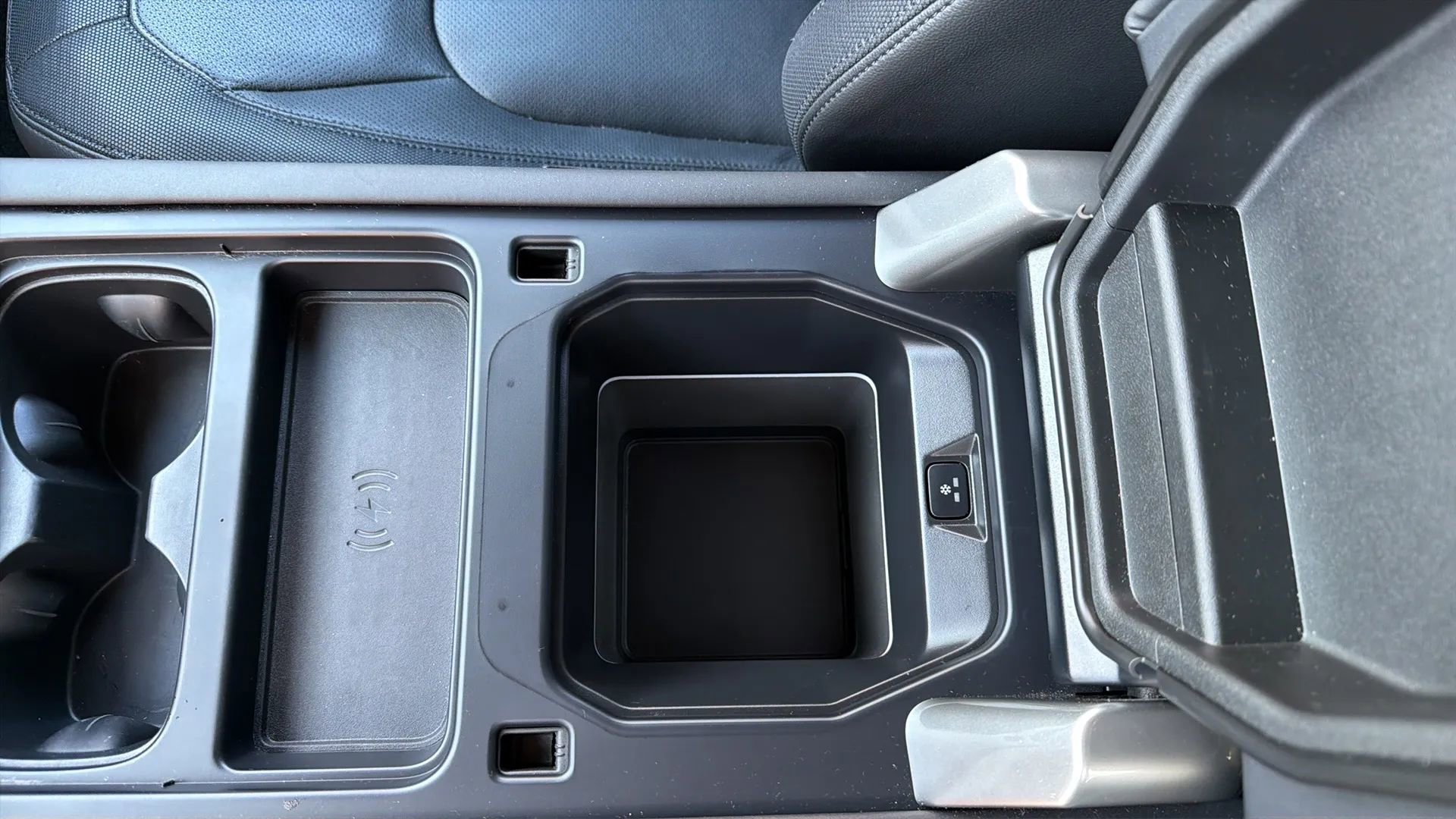 Used 2024 Land Rover Defender 130 X-Dynamic SE image 33