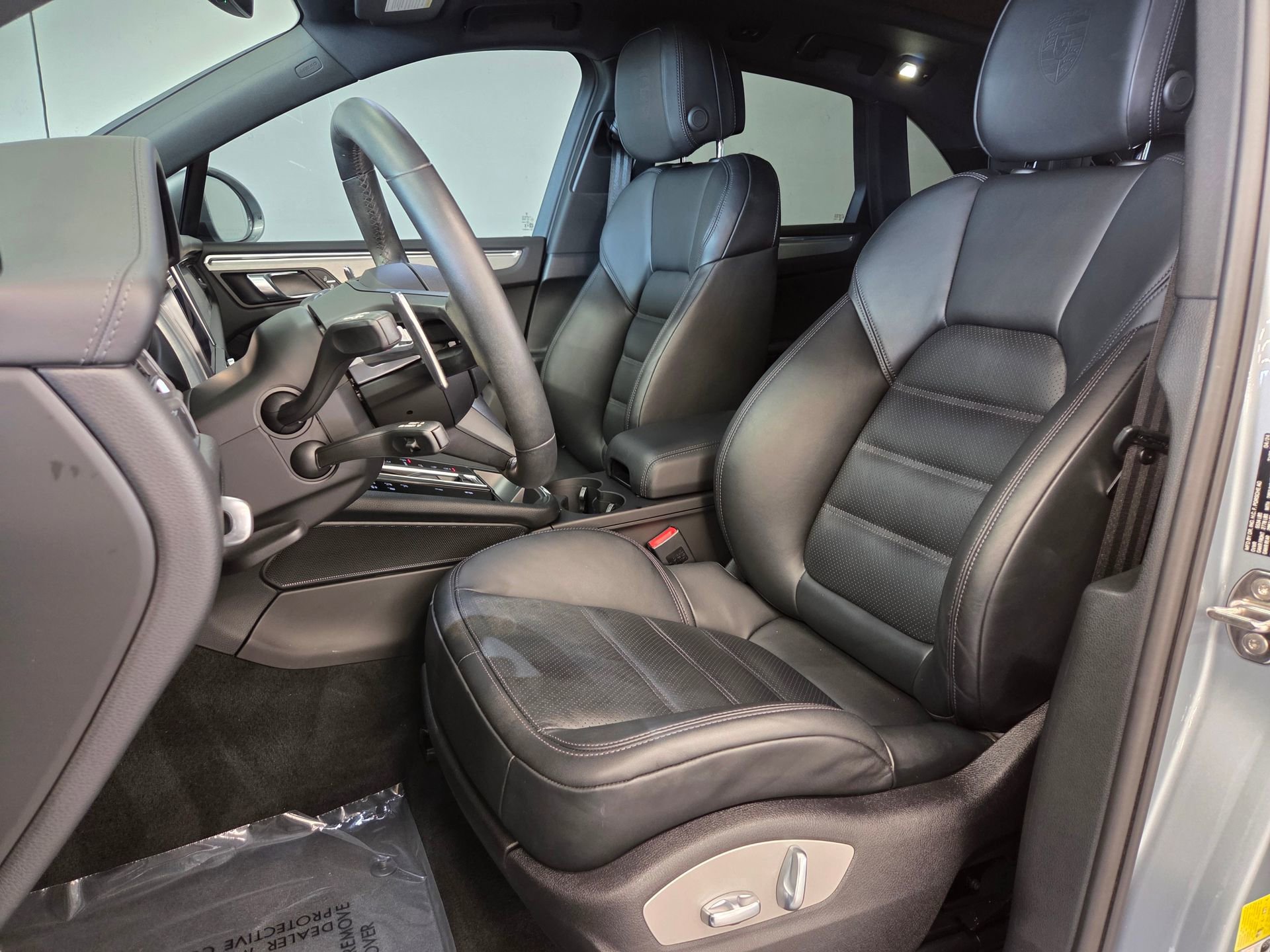 Certified 2024 Porsche Macan Turbo image 5