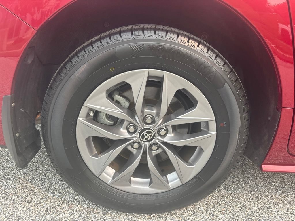Used 2021 Toyota Sienna XLE FWD image 3