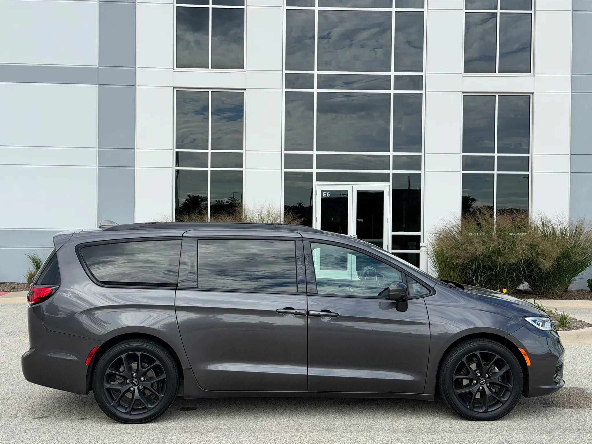 Used 2021 Chrysler Pacifica Touring w/ S Appearance Package FWD image 4