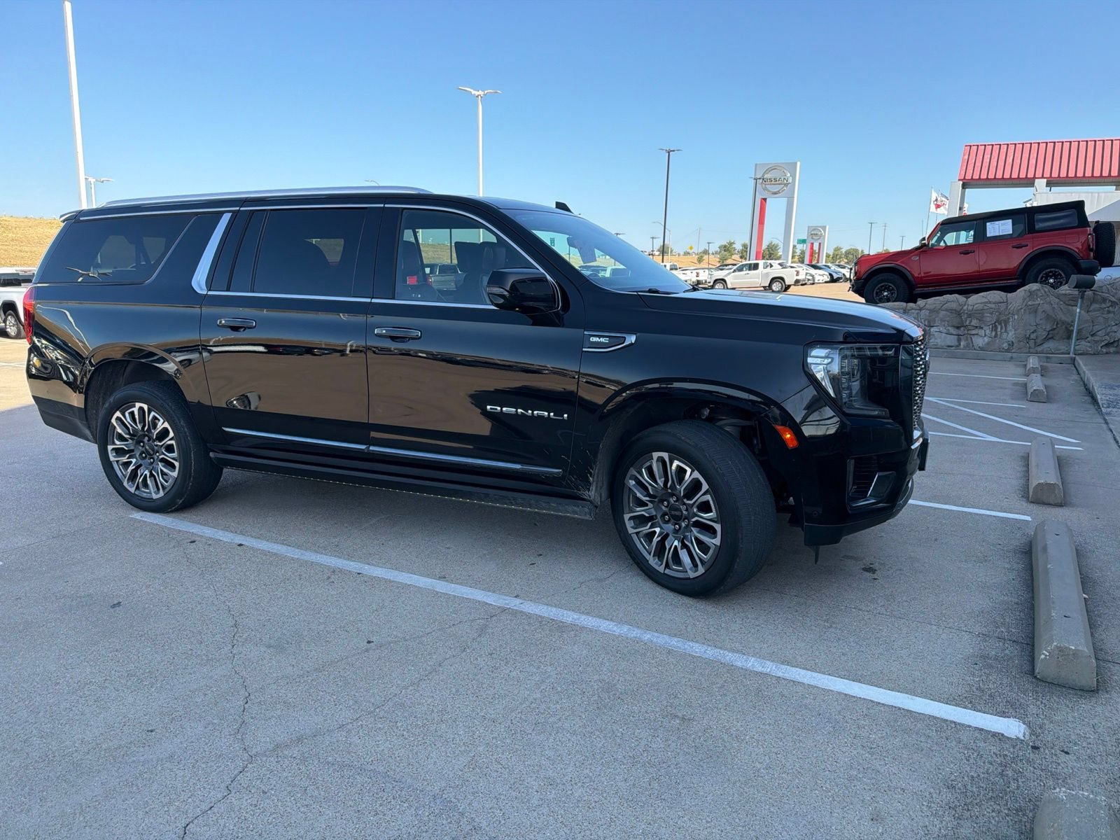 Used 2023 GMC Yukon XL Denali Ultimate AWD/4WD image 5