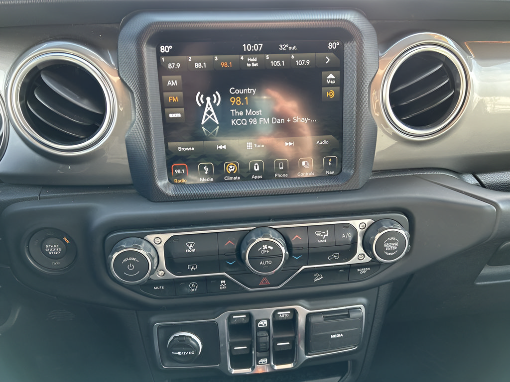 Used 2018 Jeep Wrangler Unlimited Sahara w/ Uconnect 4C Nav & Sound Group AWD/4WD image 18