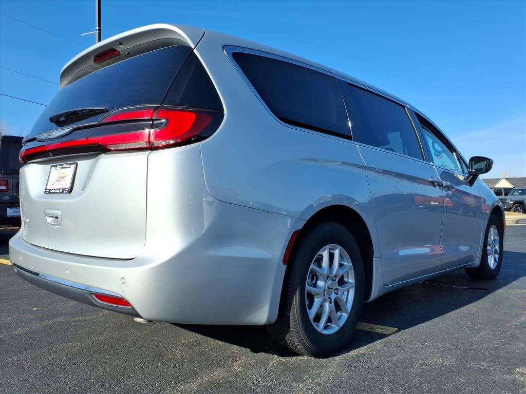 Used 2024 Chrysler Pacifica Touring-L image 6