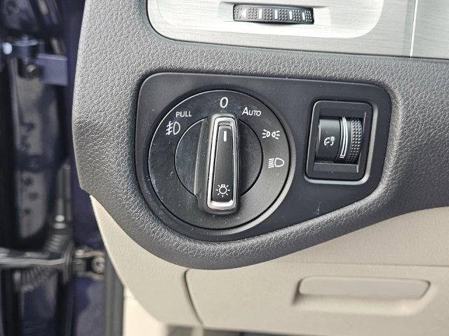 Used 2016 Volkswagen Golf SE FWD image 26