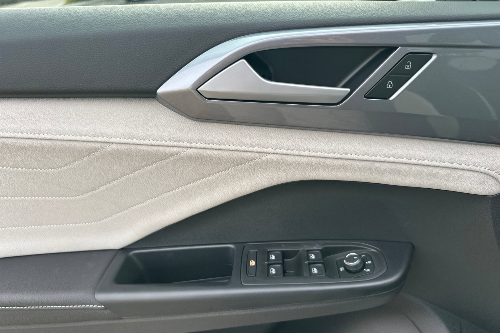 New 2026 Volkswagen Taos SEL image 11