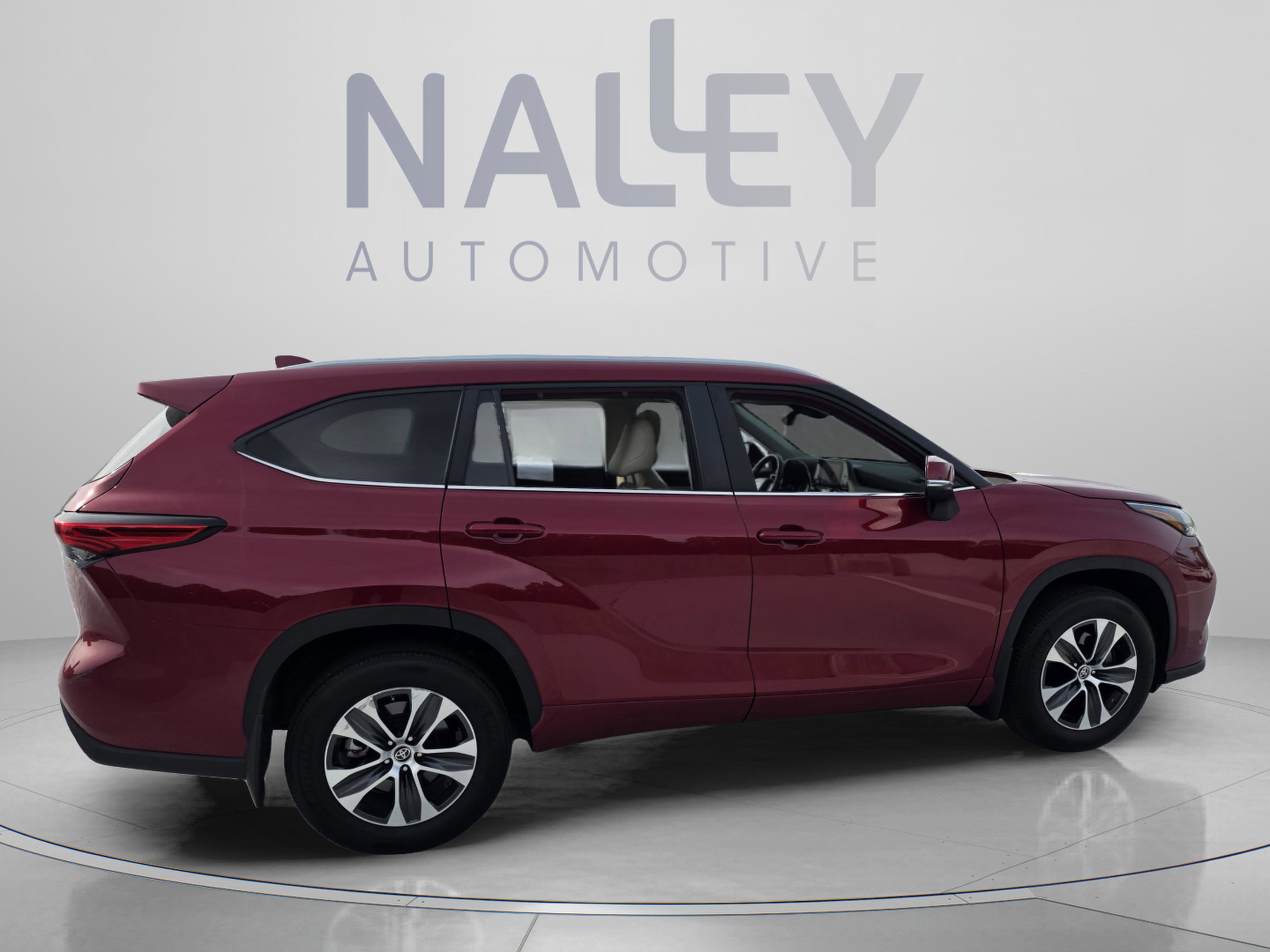 Used 2023 Toyota Highlander XLE image 6