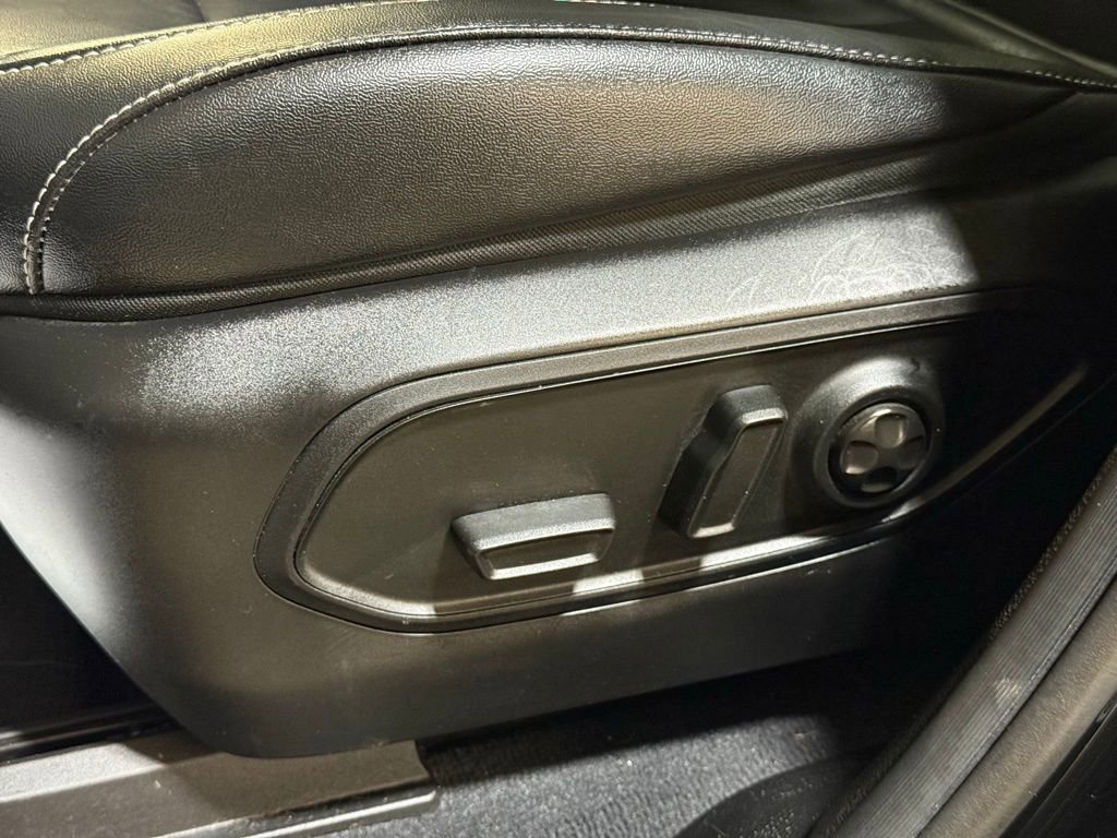 Used 2023 Jeep Grand Cherokee L Limited w/ Black Appearance Package image 33