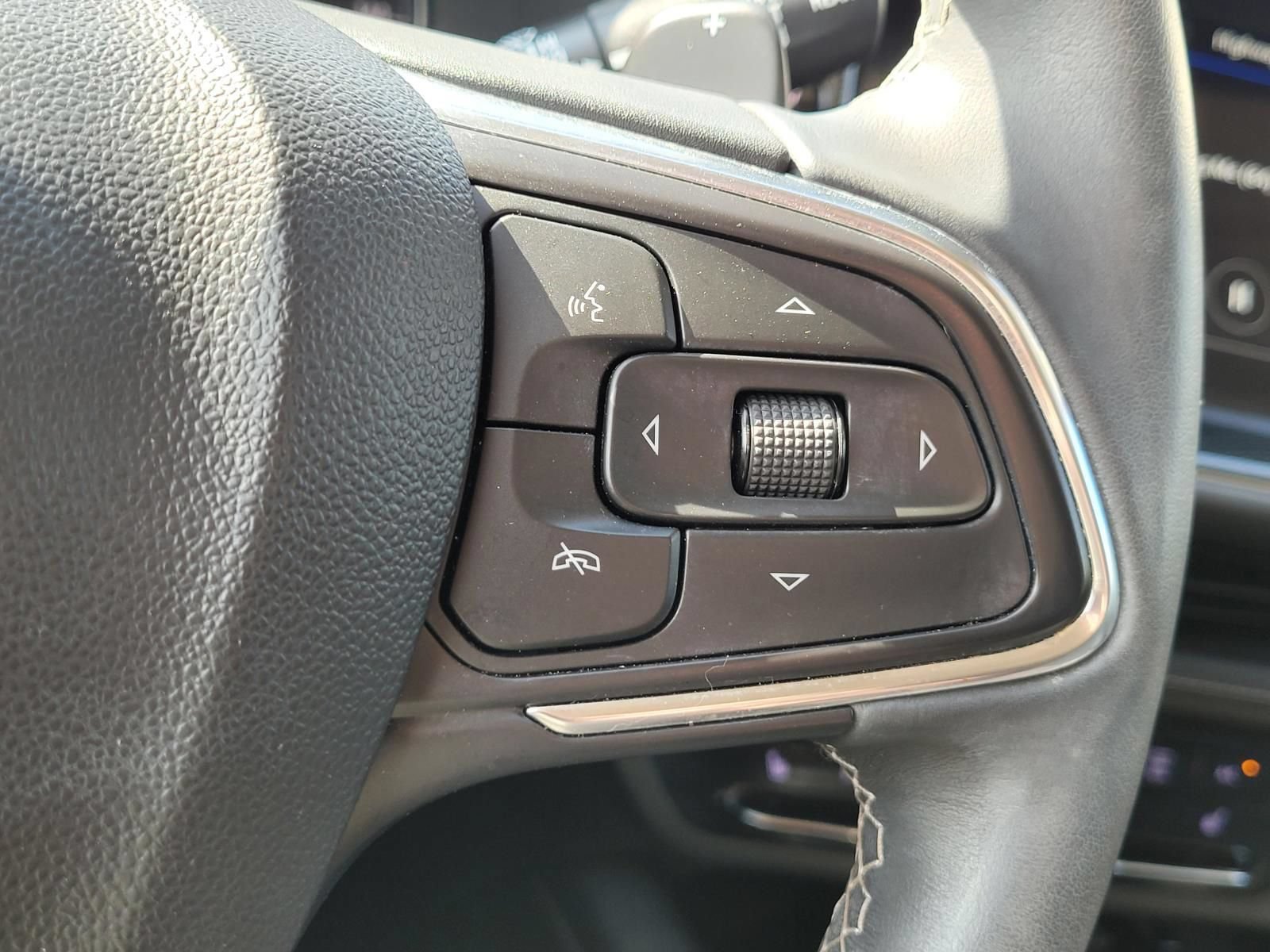 Used 2023 Buick Envision Essence w/ Sport Touring Package FWD image 30