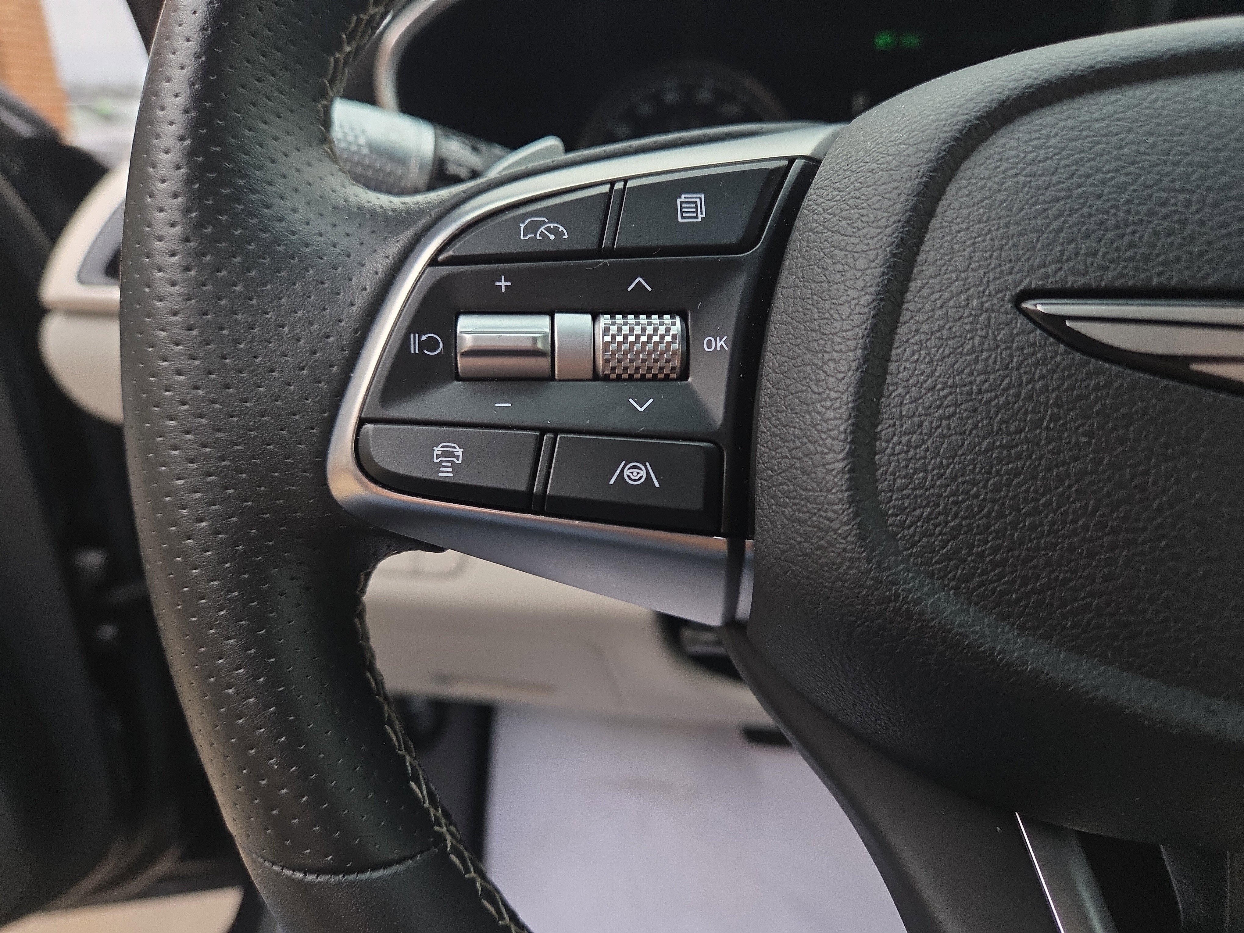 Used 2025 Genesis G70 2.5T image 18