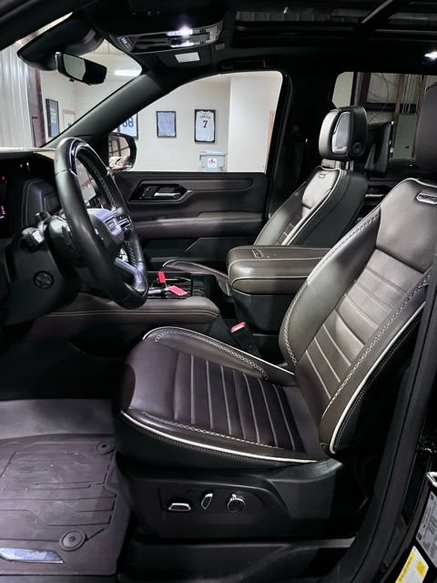 Used 2025 GMC Yukon Denali Ultimate w/ LPO, Floor Liner Package AWD/4WD image 13