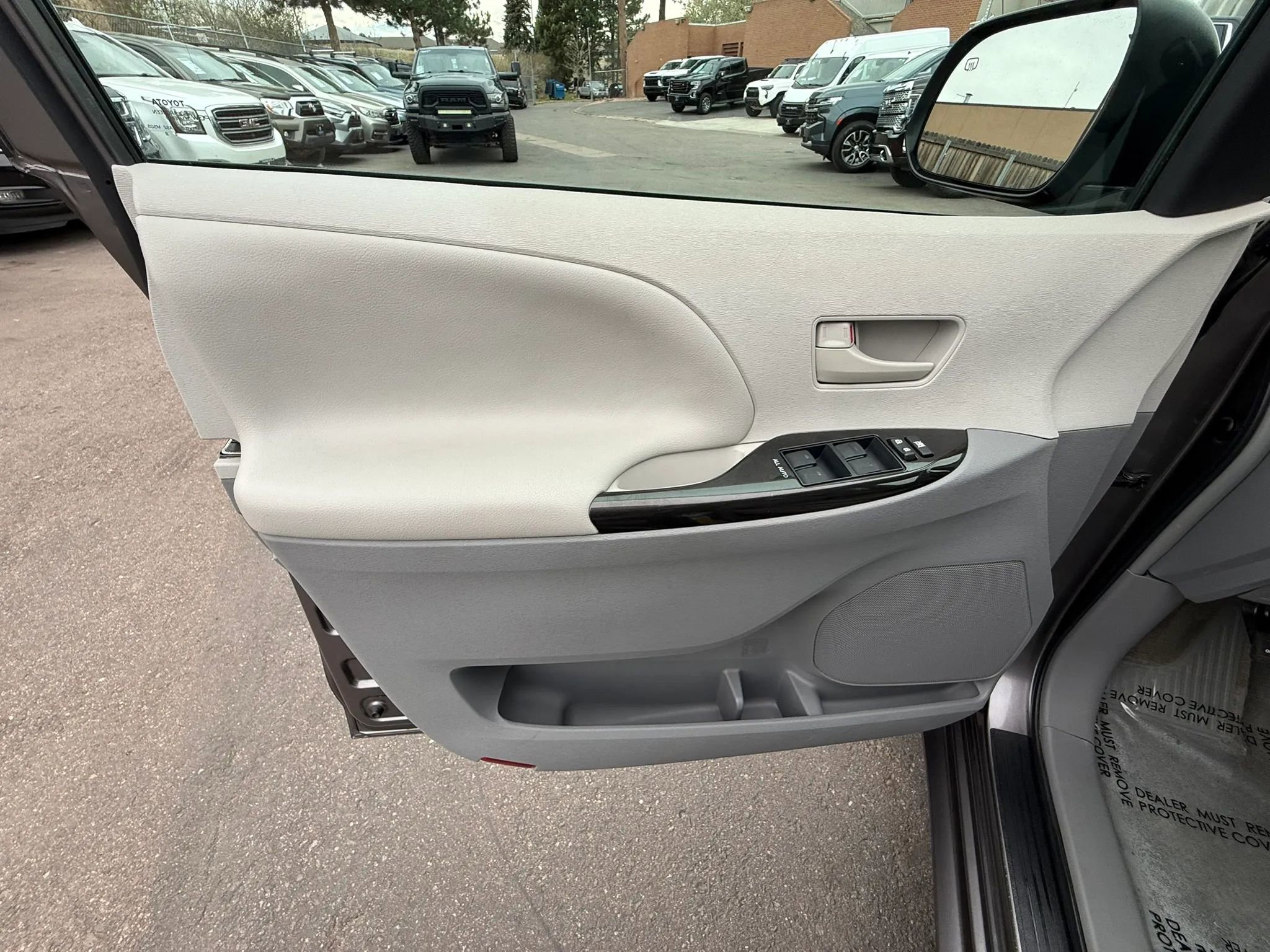 Used 2013 Toyota Sienna LE w/ Towing Pkg image 18