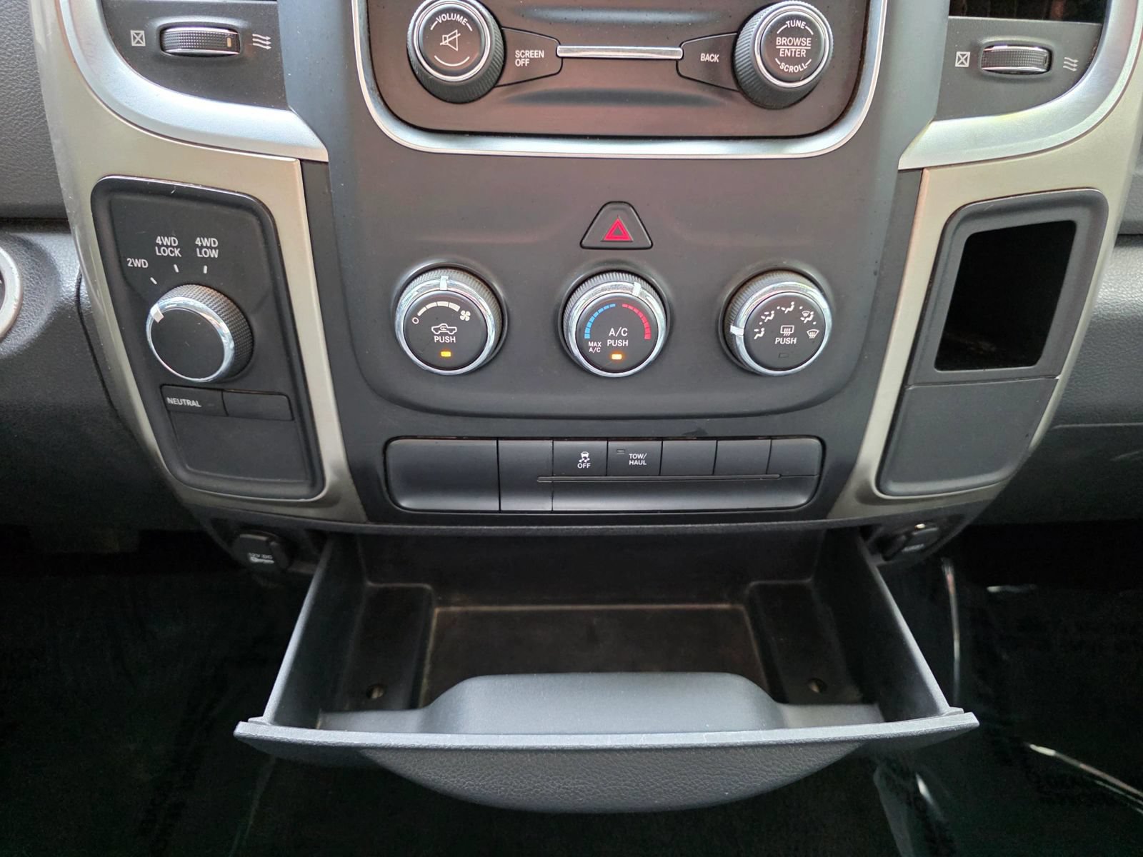 Used 2013 RAM 1500 Classic SLT w/ Premium Display Pkg AWD/4WD image 17
