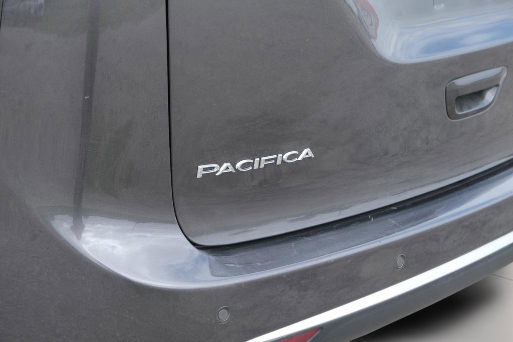 Used 2023 Chrysler Pacifica Touring-L FWD image 12