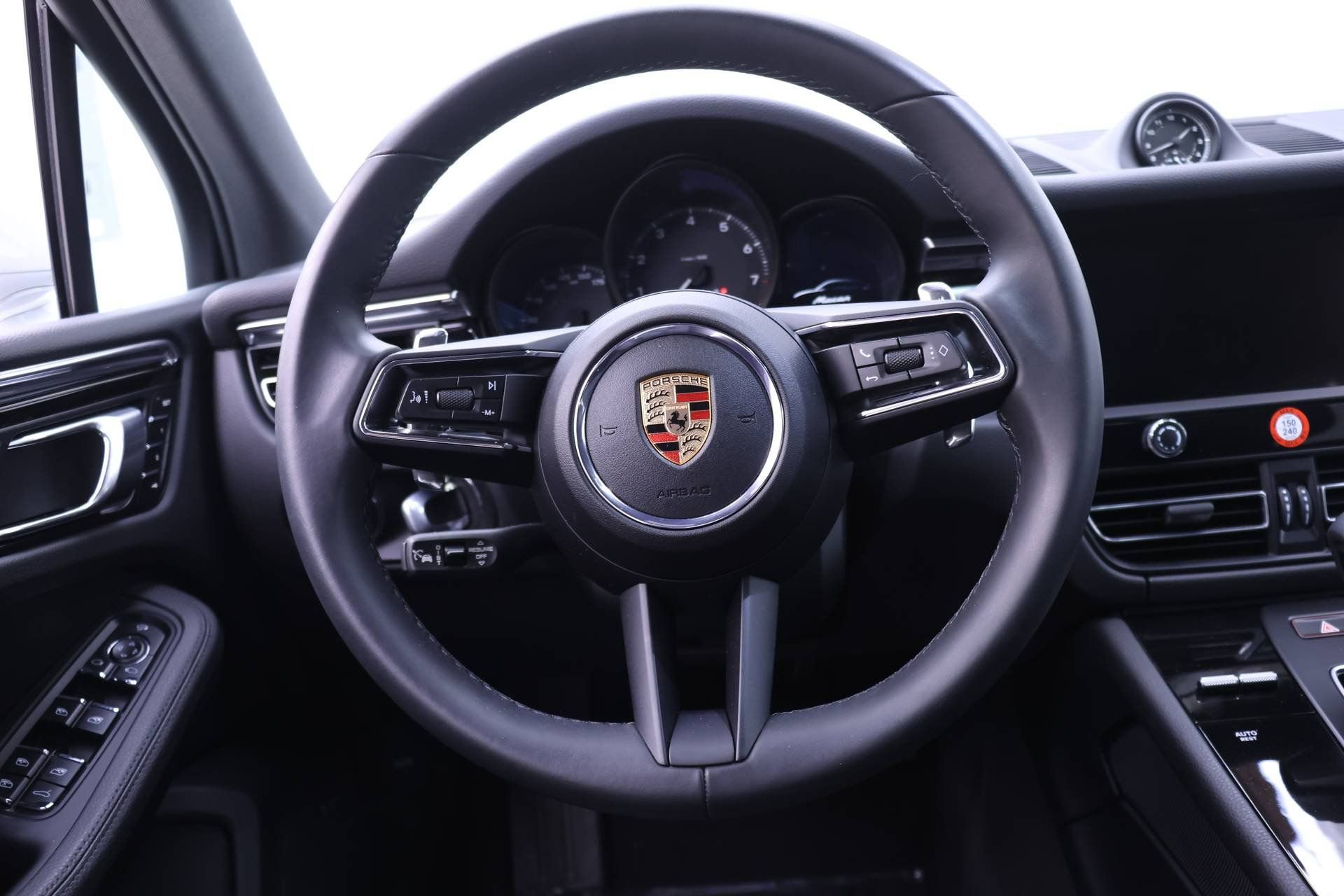 Used 2025 Porsche Macan AWD/4WD image 19