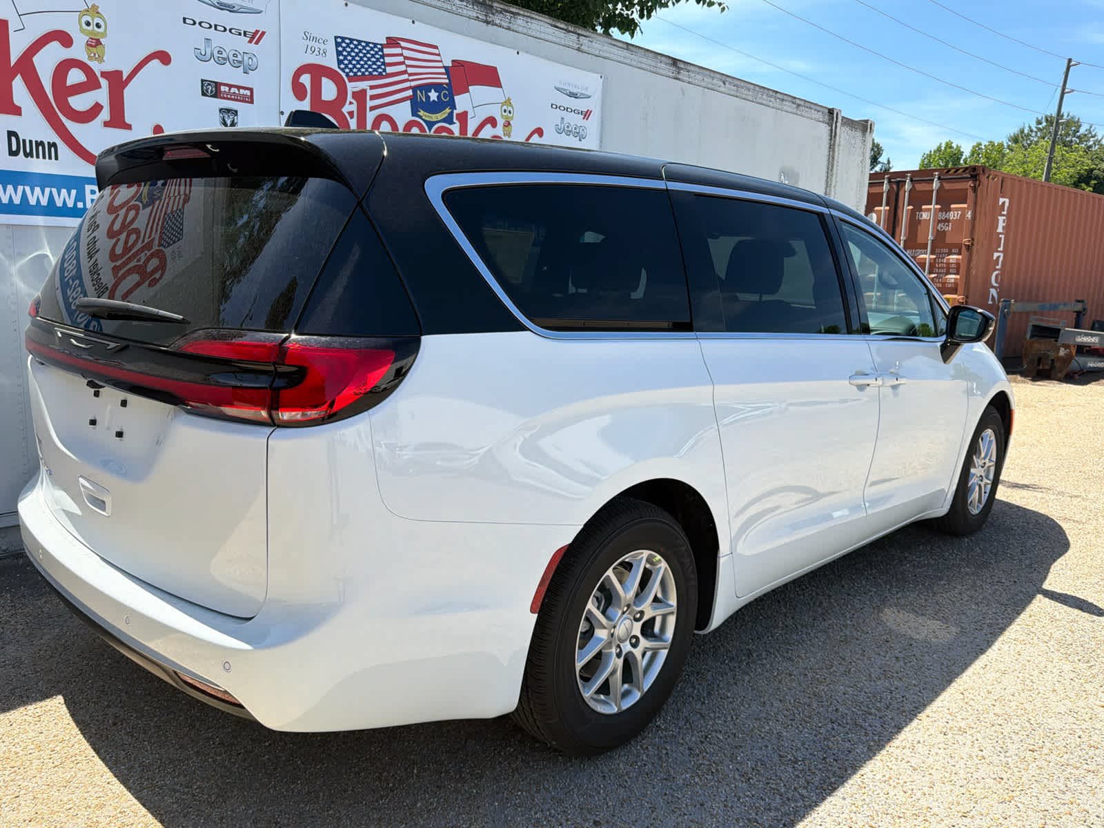 New 2027 Chrysler Pacifica Select FWD image 3