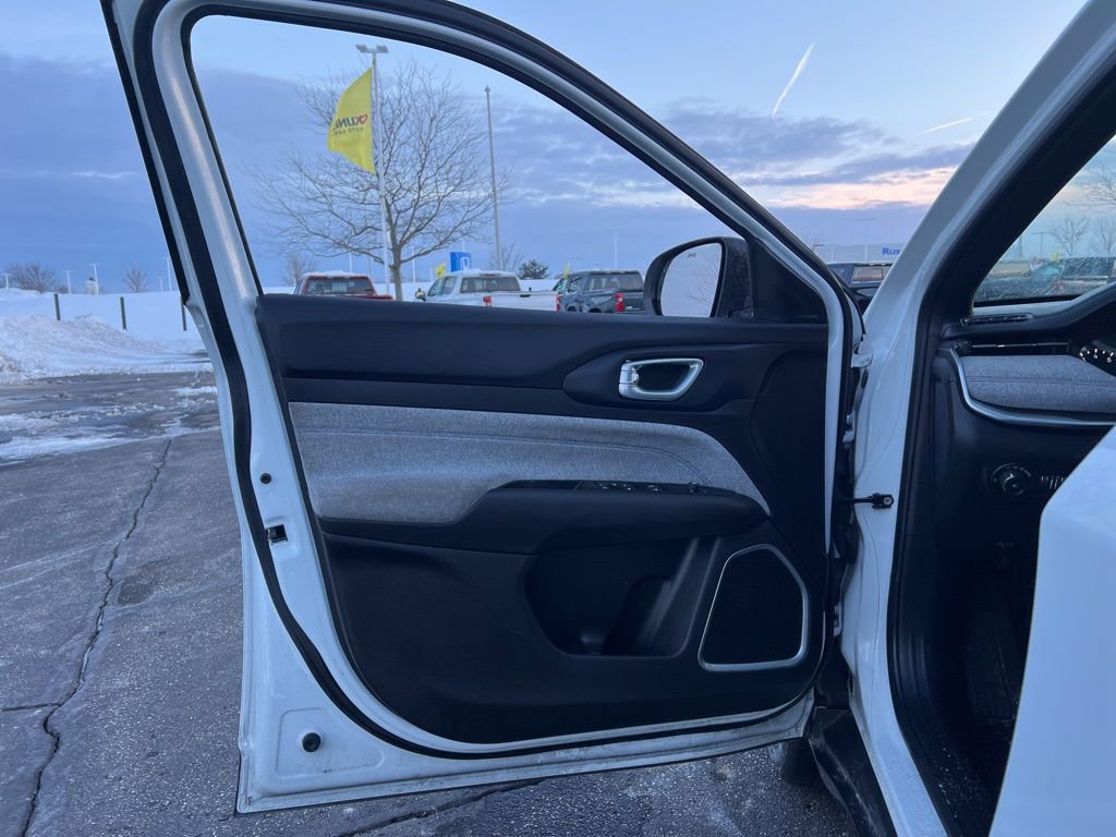 Used 2023 Jeep Compass Latitude image 7