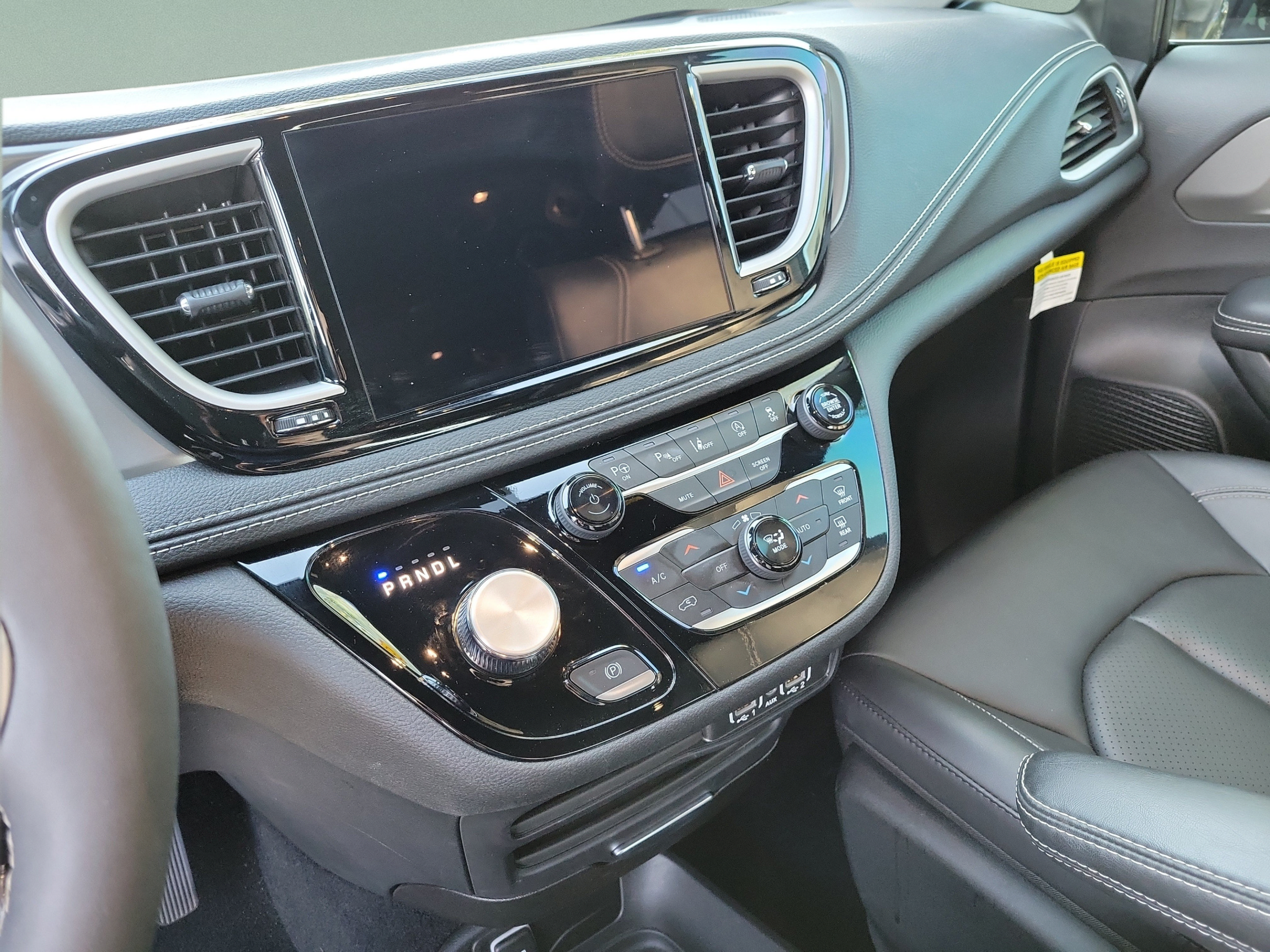 Used 2025 Chrysler Pacifica Select FWD image 26