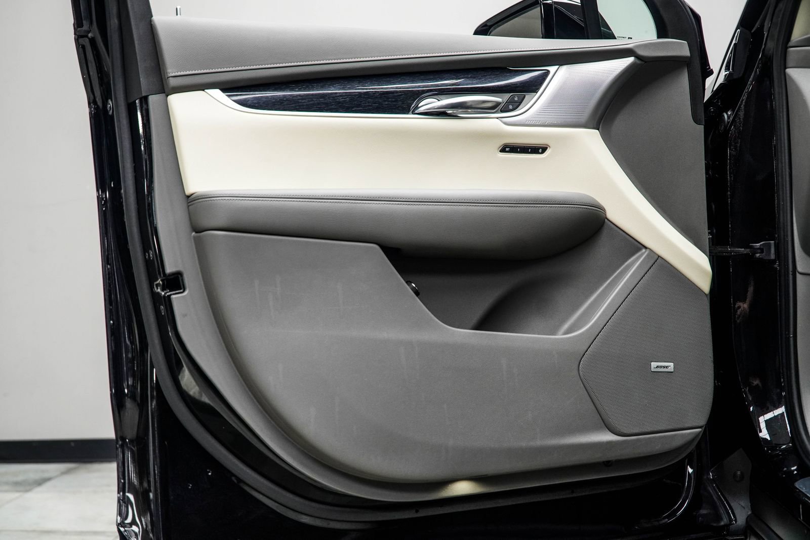 Used 2024 Cadillac XT6 Premium Luxury w/ LPO, Floor Liner Package AWD/4WD image 29