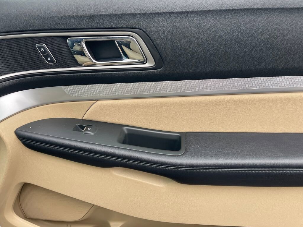 Used 2017 Ford Explorer XLT image 26