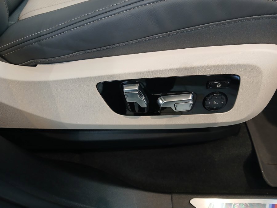 Used 2024 BMW X7 M60i w/ Executive Package image 24