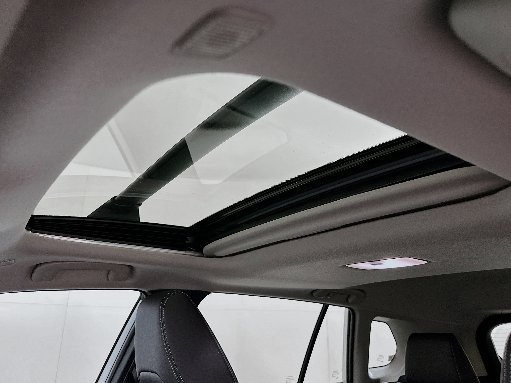 Used 2023 Toyota Corolla Cross XLE w/ Convenience Package image 25