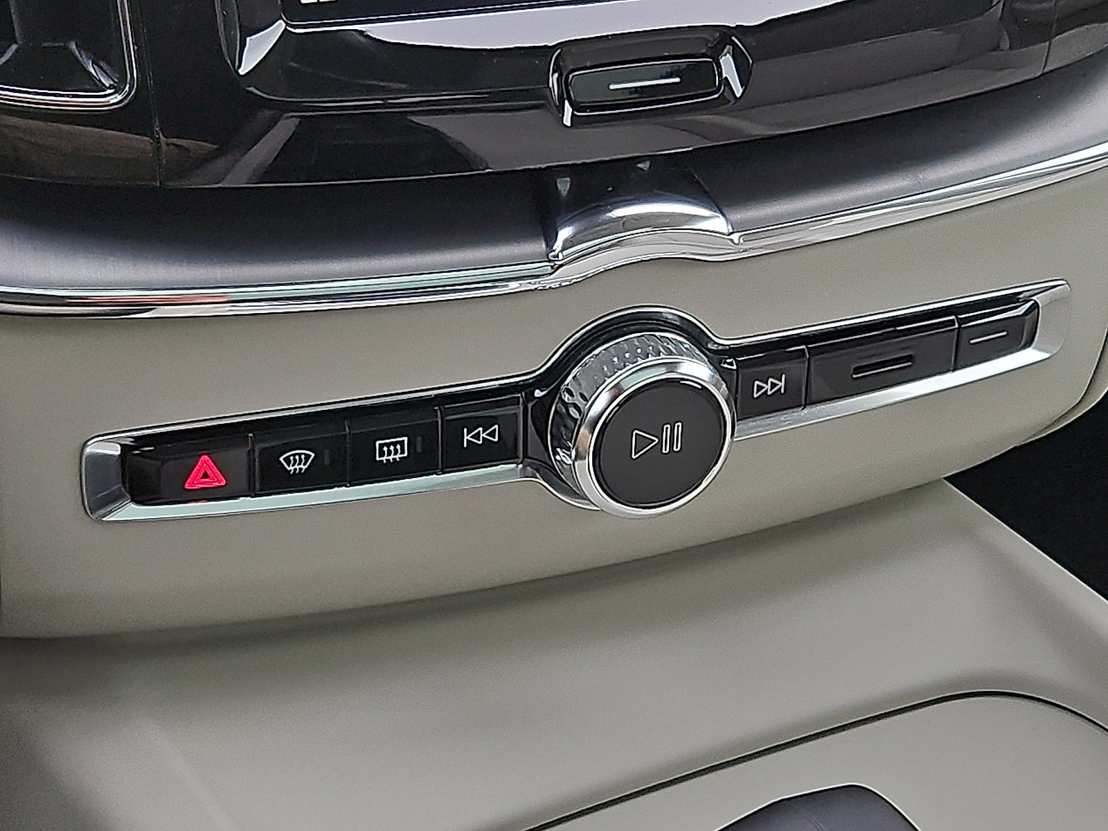 Certified 2024 Volvo XC60 B5 Core w/ Climate Package image 16