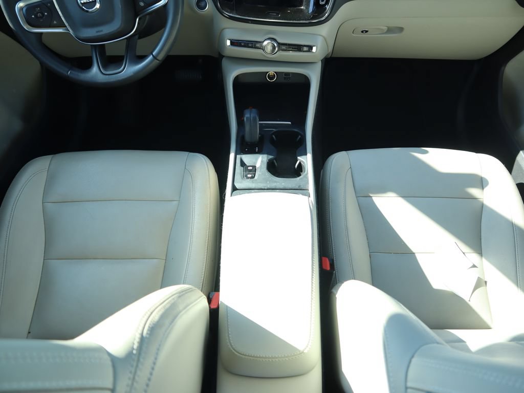 Used 2021 Volvo XC40 T5 Momentum w/ Premium Package AWD/4WD image 9