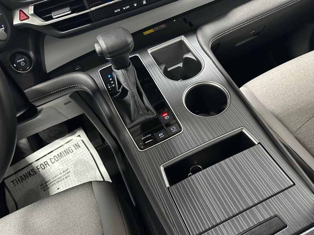 Used 2025 Toyota Sienna LE image 40