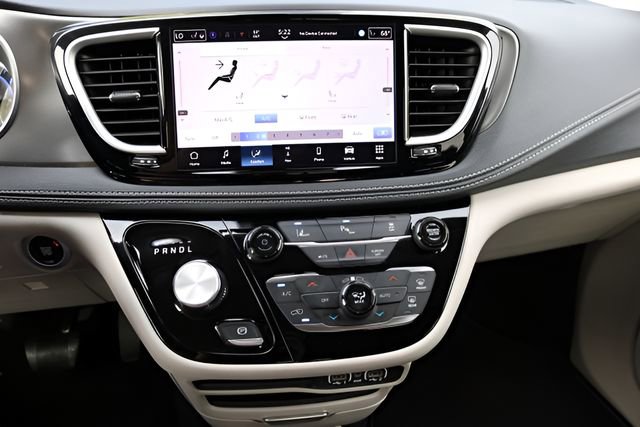 Used 2024 Chrysler Pacifica Select image 22