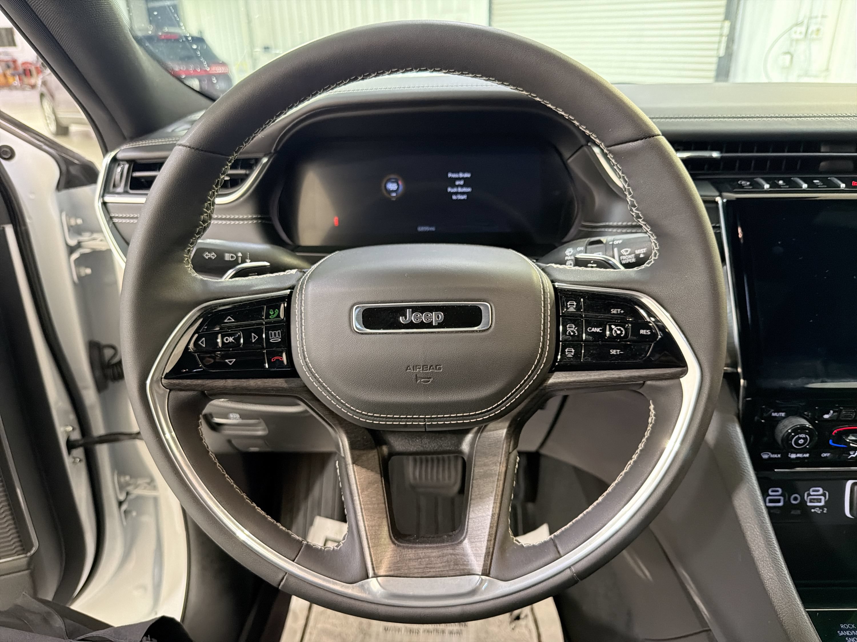 Used 2025 Jeep Grand Cherokee L Overland AWD/4WD image 13