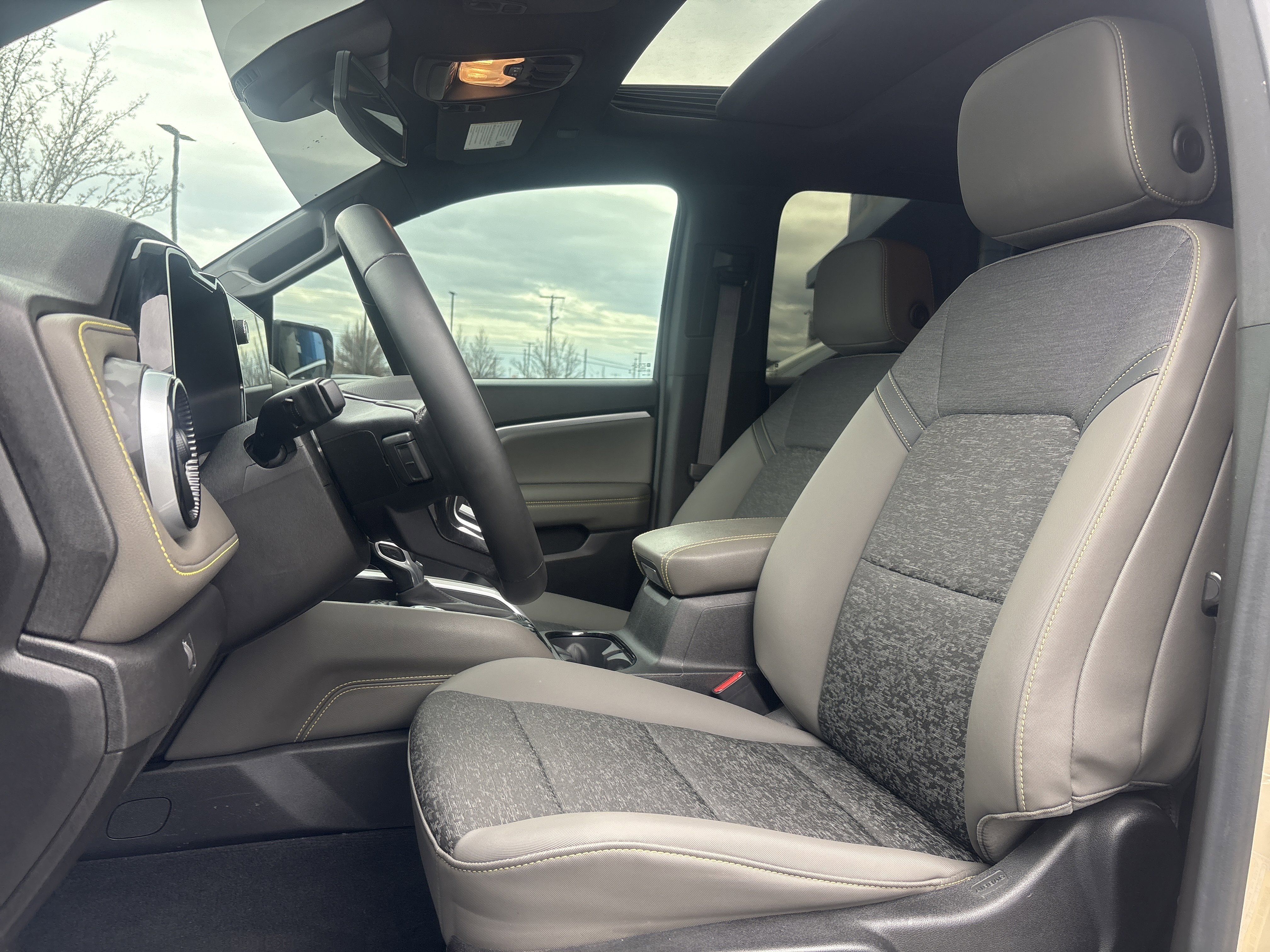 Used 2024 Chevrolet Colorado ZR2 w/ Technology Package image 12