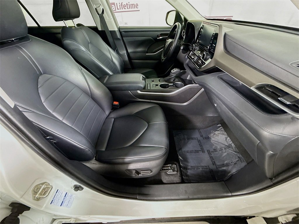Certified 2020 Toyota Highlander XLE image 32